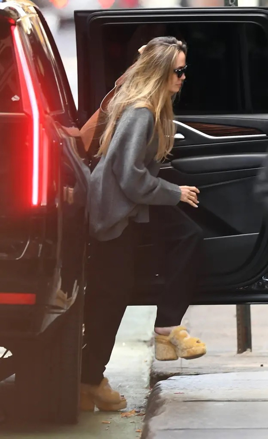 Angelina Jolie với "đôi gộc" gây bão: Hơn 1.000 USD cho một tuyên ngôn thời trang - Ảnh 6.