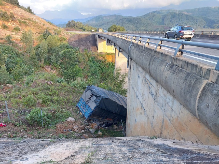 Xe tải rơi xuống cầu khi lưu thông trên đường La Sơn - Túy Loan - Ảnh 1.