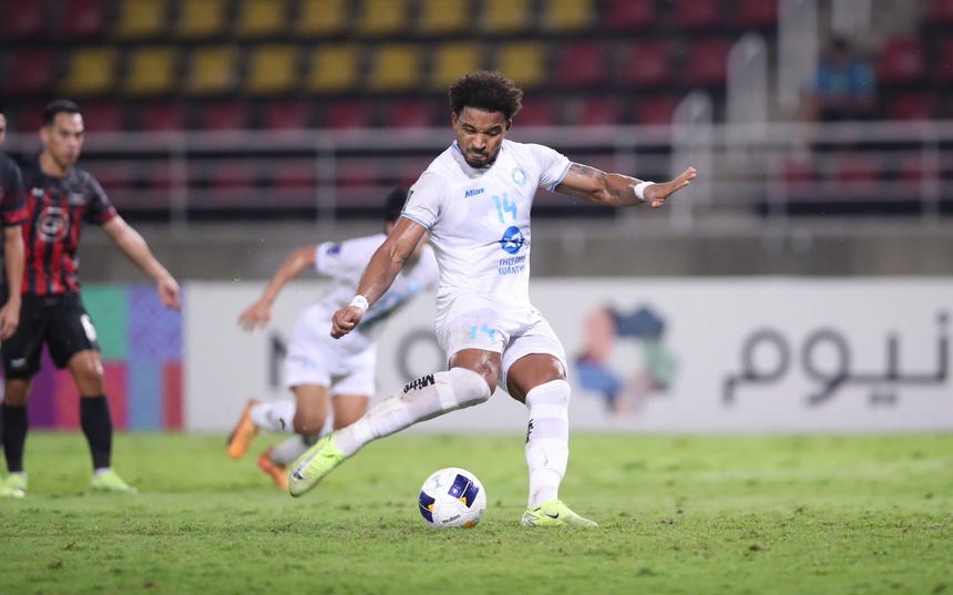 HLV Kim Sang Sik trình làng phiên bản Xuân Son bùng nổ ở ASEAN Cup 2024 - Ảnh 1. HLV Kim Sang Sik trình làng phiên bản Xuân Son bùng nổ ở ASEAN Cup 2024 - Ảnh 1.