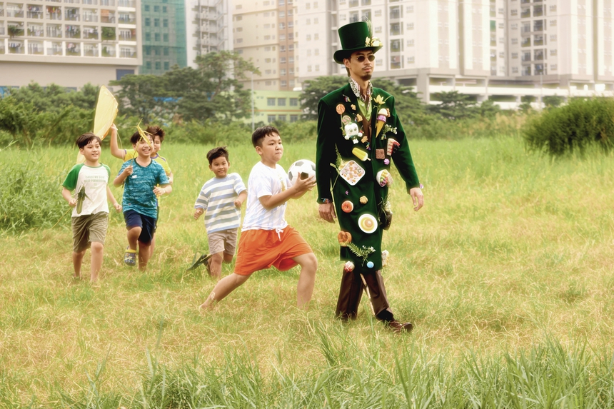 Đen "đánh thức" sự sẻ chia yêu thương trong MV "Triệu điều nhỏ xíu xiêu lòng" - Ảnh 2.