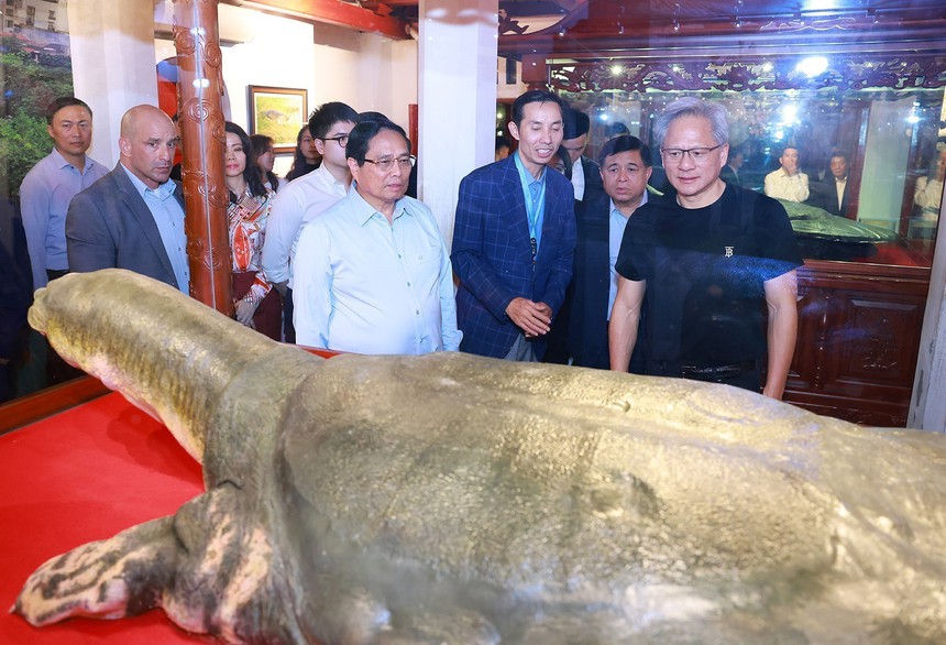 Thủ tướng Phạm Minh Chính cùng Chủ tịch Tập đoàn NVIDIA trải nghiệm Hà Nội về đêm - Ảnh 2. Thủ tướng Phạm Minh Chính cùng Chủ tịch Tập đoàn NVIDIA trải nghiệm Hà Nội về đêm - Ảnh 2.