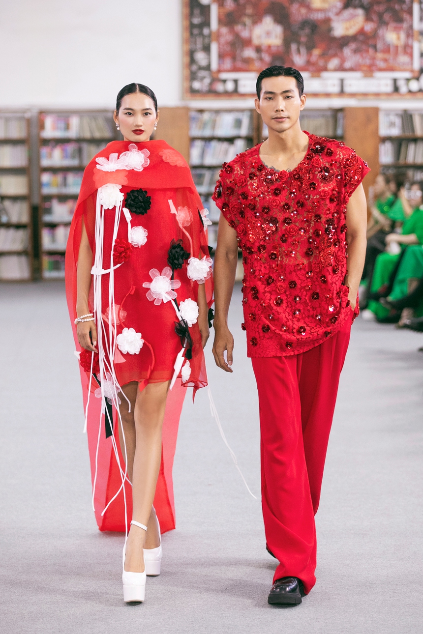 Ngọc Châu, Minh Tú, Võ Hoàng Yến catwalk trong thư viện show VUNGOC&SON - Ảnh 3.