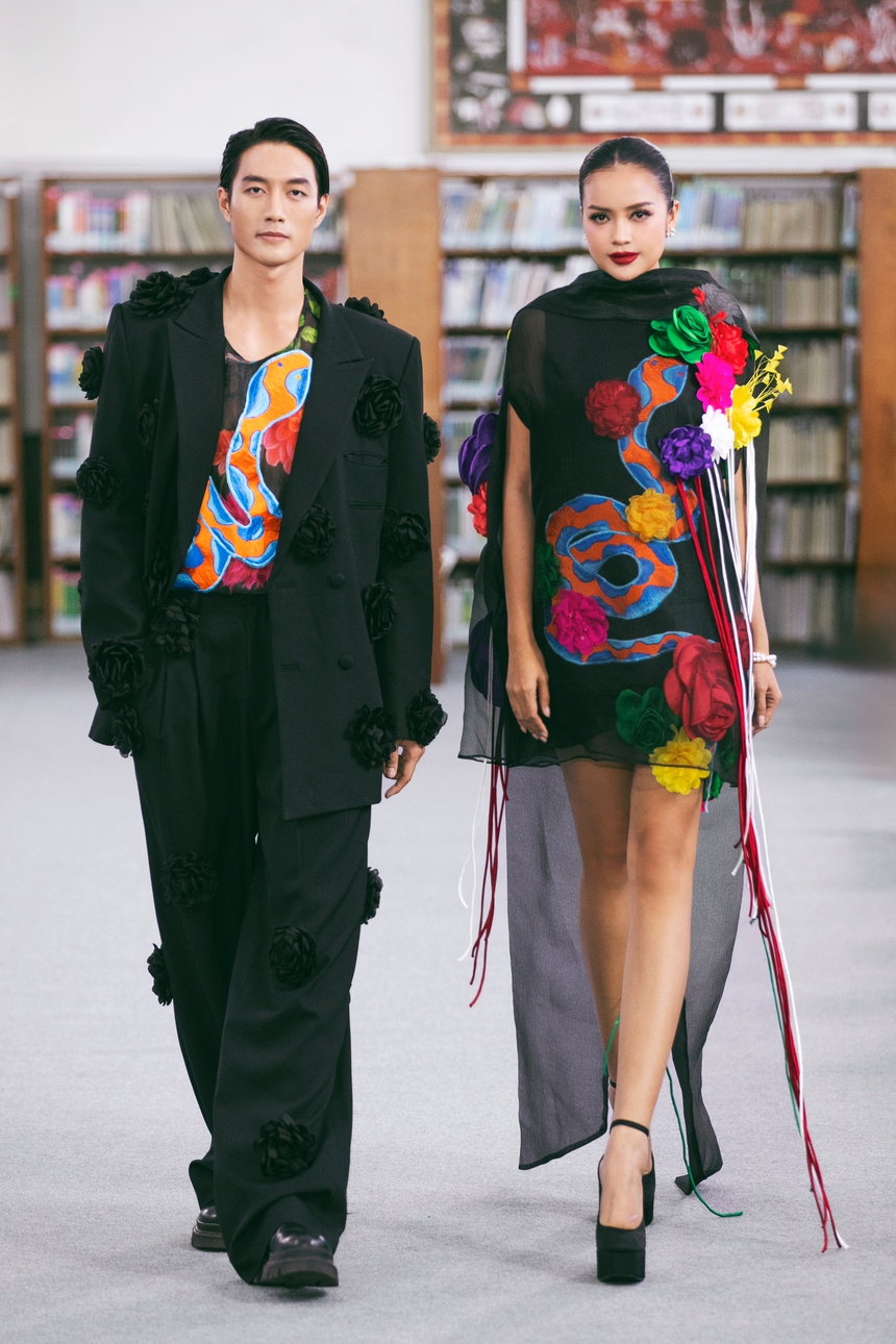 Ngọc Châu, Minh Tú, Võ Hoàng Yến catwalk trong thư viện show VUNGOC&SON - Ảnh 2.