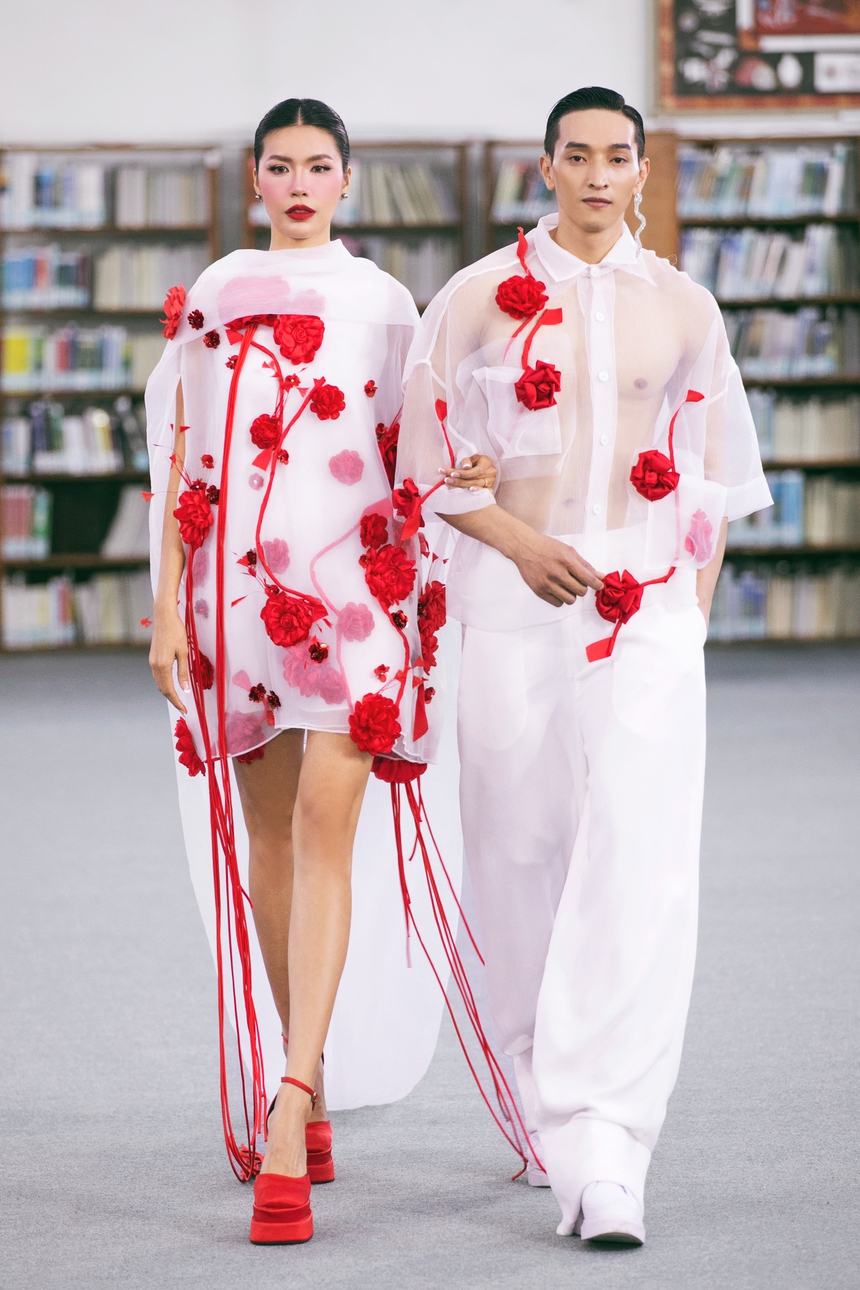 Ngọc Châu, Minh Tú, Võ Hoàng Yến catwalk trong thư viện show VUNGOC&SON - Ảnh 1.