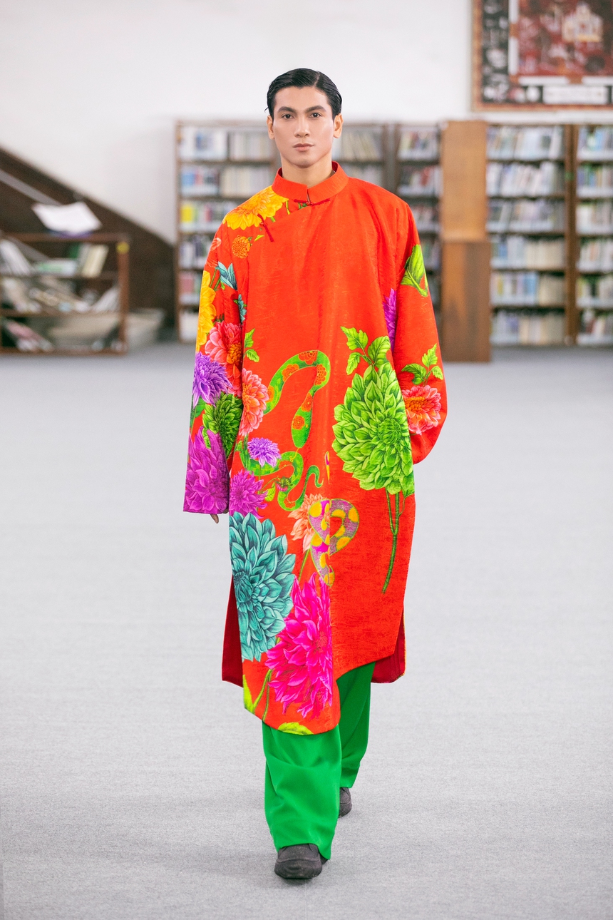 Ngọc Châu, Minh Tú, Võ Hoàng Yến catwalk trong thư viện show VUNGOC&SON - Ảnh 13.