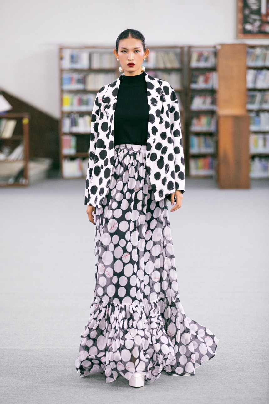 Ngọc Châu, Minh Tú, Võ Hoàng Yến catwalk trong thư viện show VUNGOC&SON - Ảnh 8.