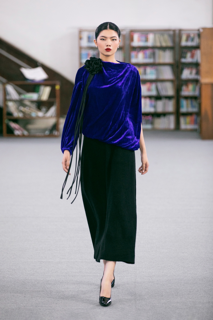 Ngọc Châu, Minh Tú, Võ Hoàng Yến catwalk trong thư viện show VUNGOC&SON - Ảnh 9.