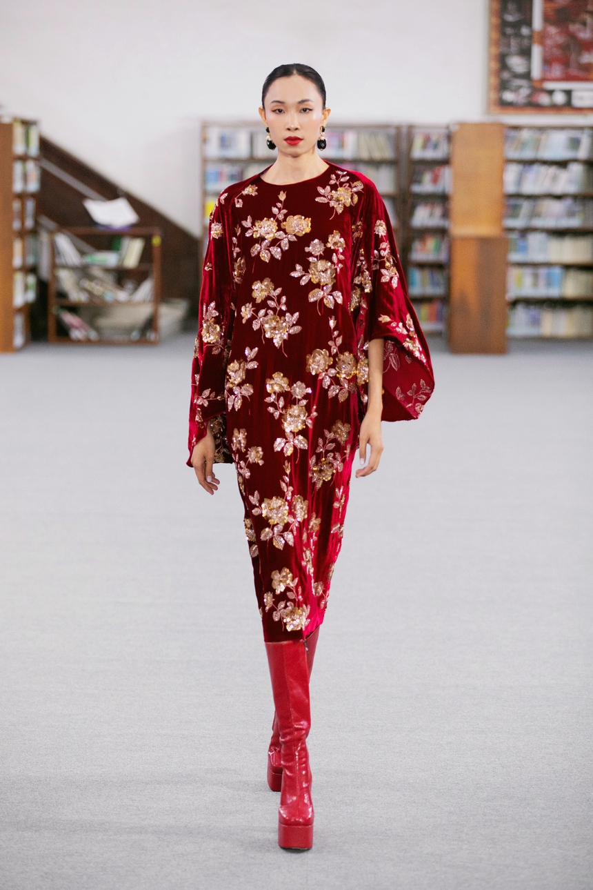 Ngọc Châu, Minh Tú, Võ Hoàng Yến catwalk trong thư viện show VUNGOC&SON - Ảnh 10.