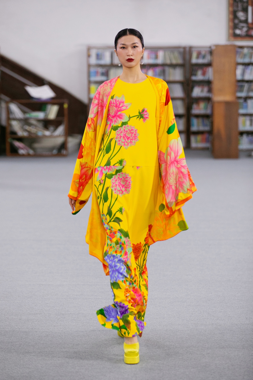 Ngọc Châu, Minh Tú, Võ Hoàng Yến catwalk trong thư viện show VUNGOC&SON - Ảnh 4.