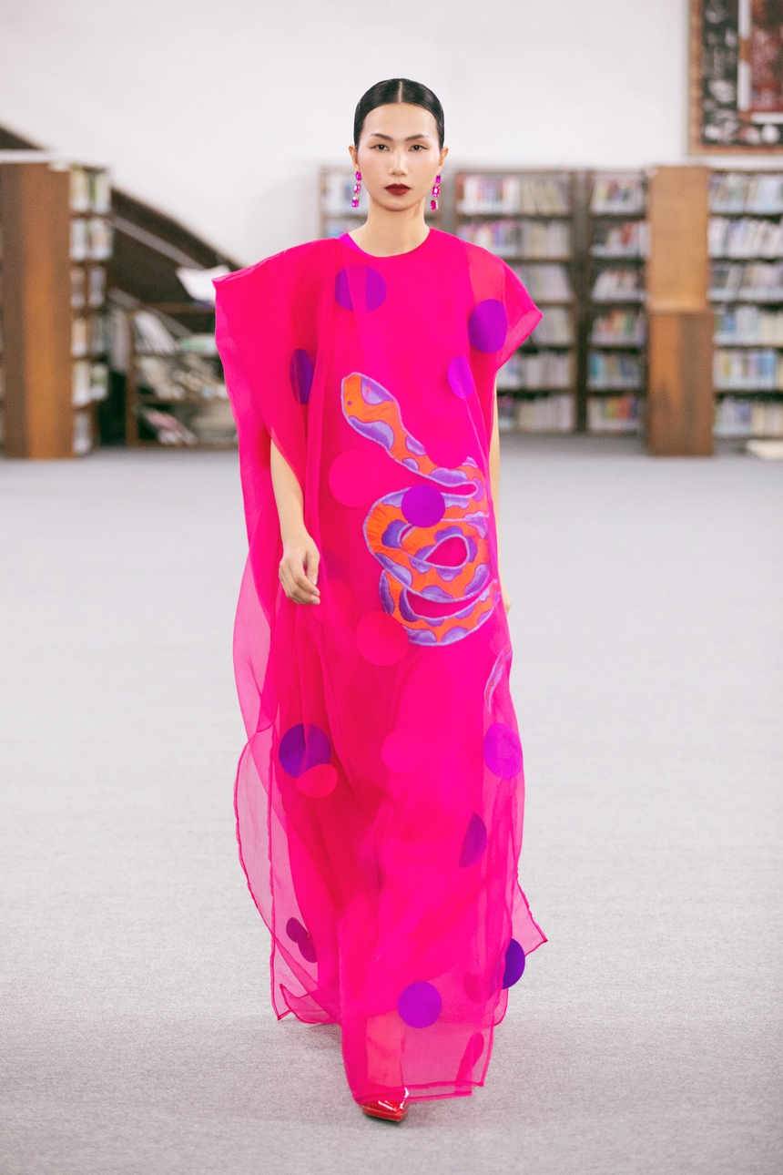 Ngọc Châu, Minh Tú, Võ Hoàng Yến catwalk trong thư viện show VUNGOC&SON - Ảnh 5.