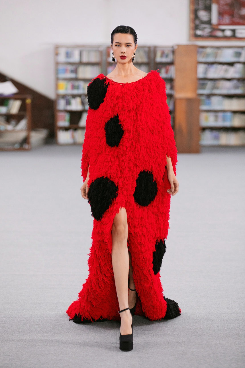 Ngọc Châu, Minh Tú, Võ Hoàng Yến catwalk trong thư viện show VUNGOC&SON - Ảnh 16.