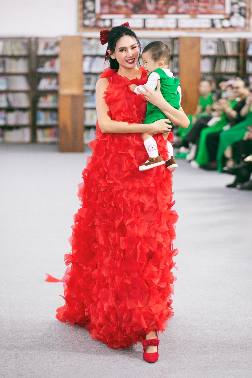 Ngọc Châu, Minh Tú, Võ Hoàng Yến catwalk trong thư viện show VUNGOC&SON - Ảnh 17.