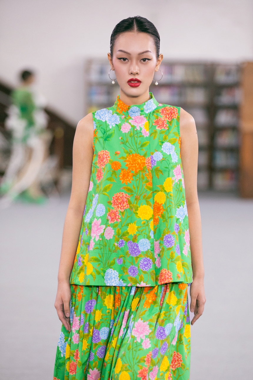 Ngọc Châu, Minh Tú, Võ Hoàng Yến catwalk trong thư viện show VUNGOC&SON - Ảnh 6.