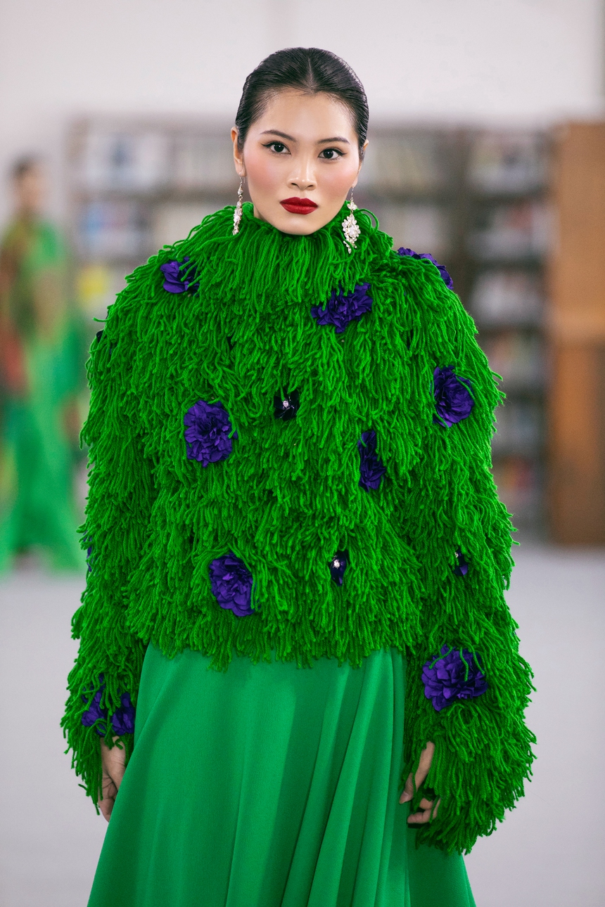 Ngọc Châu, Minh Tú, Võ Hoàng Yến catwalk trong thư viện show VUNGOC&SON - Ảnh 15.