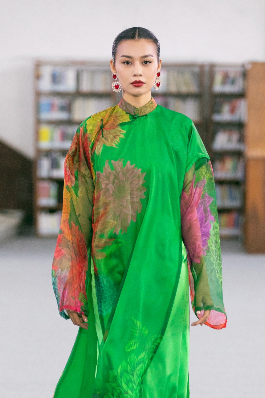 Ngọc Châu, Minh Tú, Võ Hoàng Yến catwalk trong thư viện show VUNGOC&SON - Ảnh 12.