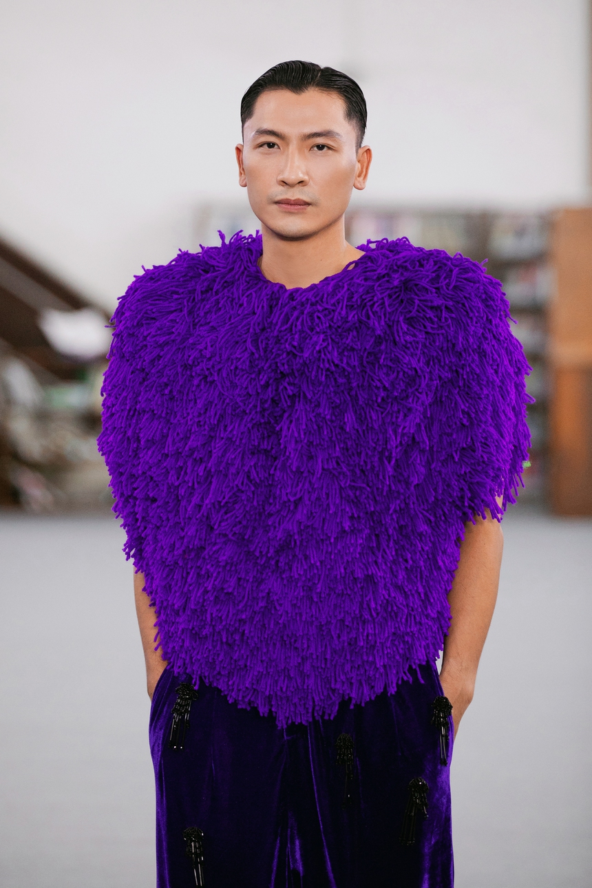 Ngọc Châu, Minh Tú, Võ Hoàng Yến catwalk trong thư viện show VUNGOC&SON - Ảnh 14.