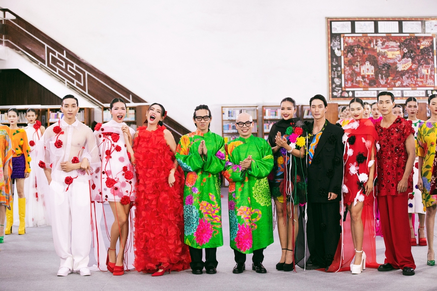 Ngọc Châu, Minh Tú, Võ Hoàng Yến catwalk trong thư viện show VUNGOC&SON - Ảnh 18.
