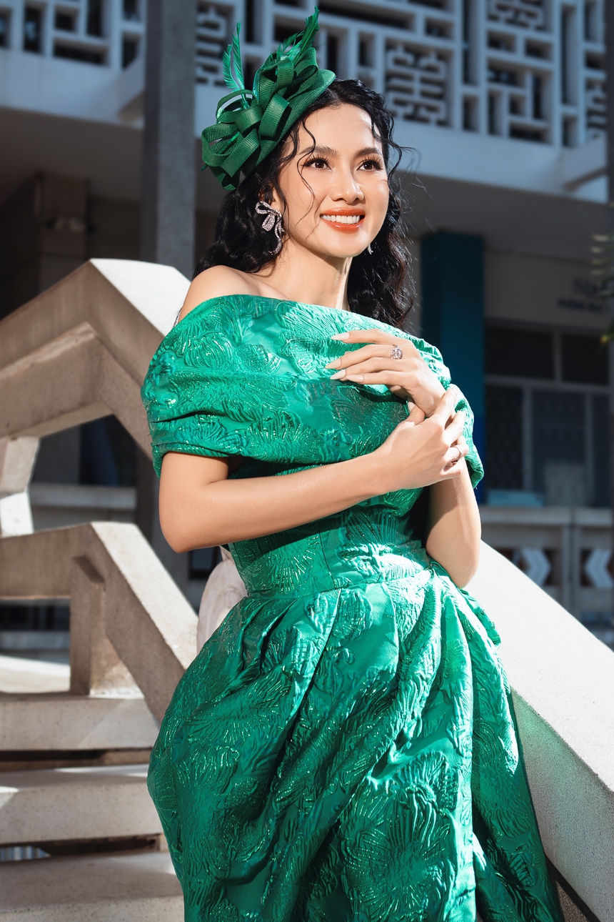 Dàn sao “nhuộm xanh” thảm đỏ show VUNGOC&SON - Ảnh 15.