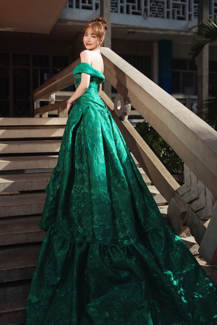 Dàn sao “nhuộm xanh” thảm đỏ show VUNGOC&SON - Ảnh 1.