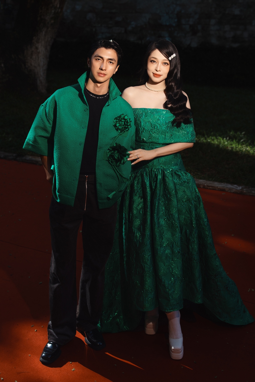 Dàn sao “nhuộm xanh” thảm đỏ show VUNGOC&SON - Ảnh 19.