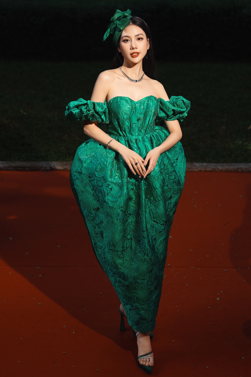 Dàn sao “nhuộm xanh” thảm đỏ show VUNGOC&SON - Ảnh 9.