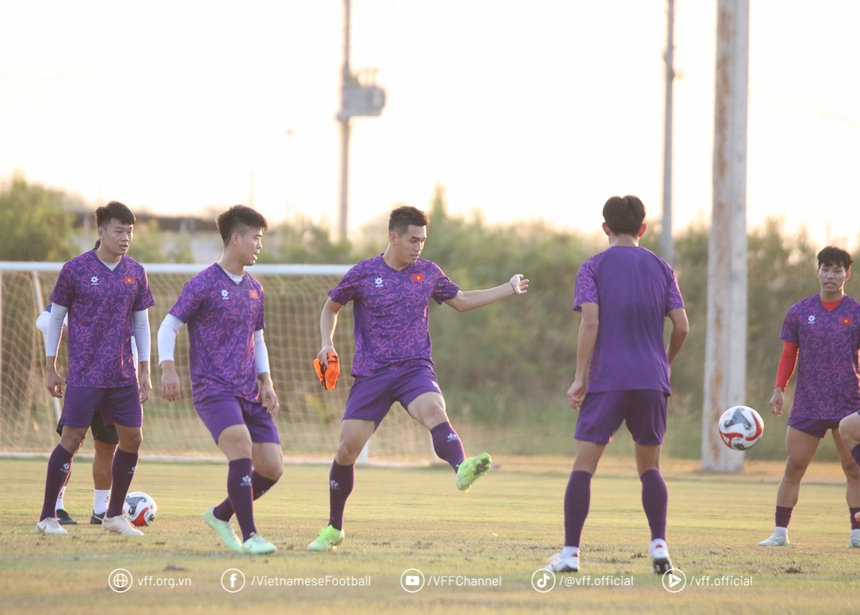 Duy Mạnh dành ‘lời có cánh’ cho Xuân Son, tin vào vận may của đội tuyển Việt Nam - Ảnh 1. Duy Mạnh dành ‘lời có cánh’ cho Xuân Son, tin vào vận may của đội tuyển Việt Nam - Ảnh 1.