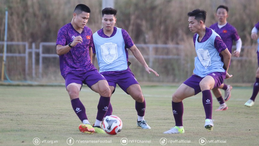 Tin nóng bóng đá Việt 7/12: Việt Nam có đội trưởng mới tại AFF Cup, HLV Kim Sang Sik đón tin vui trước trận gặp Lào - Ảnh 2. Tin nóng bóng đá Việt 7/12: Việt Nam có đội trưởng mới tại AFF Cup, HLV Kim Sang Sik đón tin vui trước trận gặp Lào - Ảnh 2.