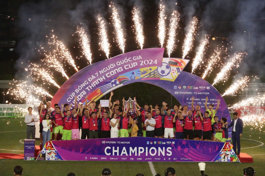 Nhà vô địch VSC-S4 hoàn tất cú ăn 4, ghi danh lịch sử của bóng đá 7 người Việt Nam - Ảnh 1. Nhà vô địch VSC-S4 hoàn tất cú ăn 4, ghi danh lịch sử của bóng đá 7 người Việt Nam - Ảnh 1.