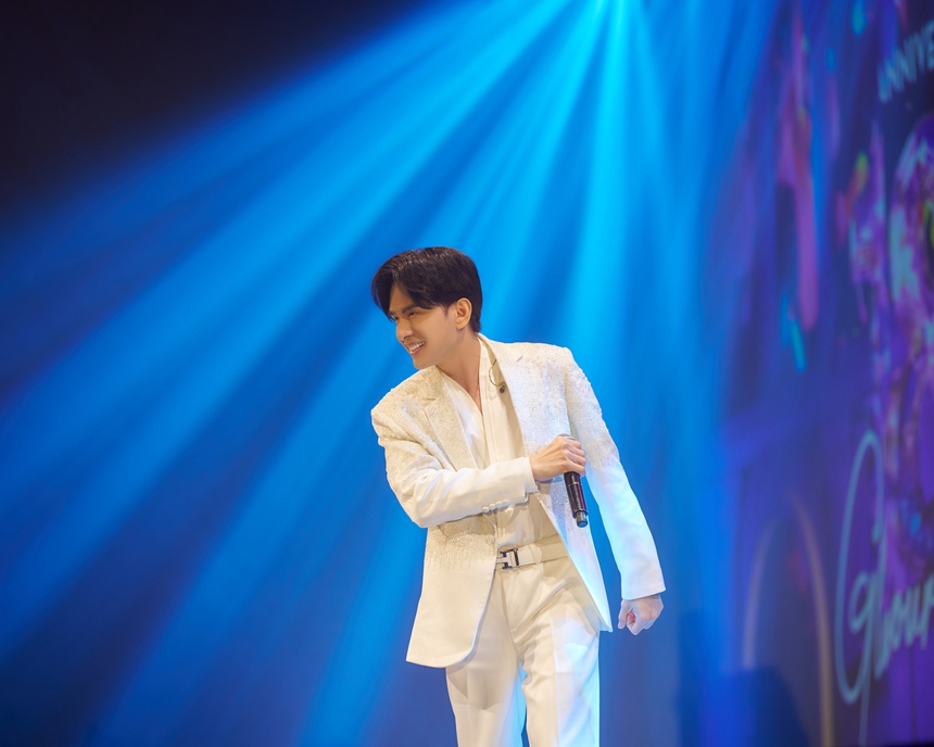 Đan Trường "đốn tim" fan với vẻ ngoài trẻ trung tuổi U50 - Ảnh 2.