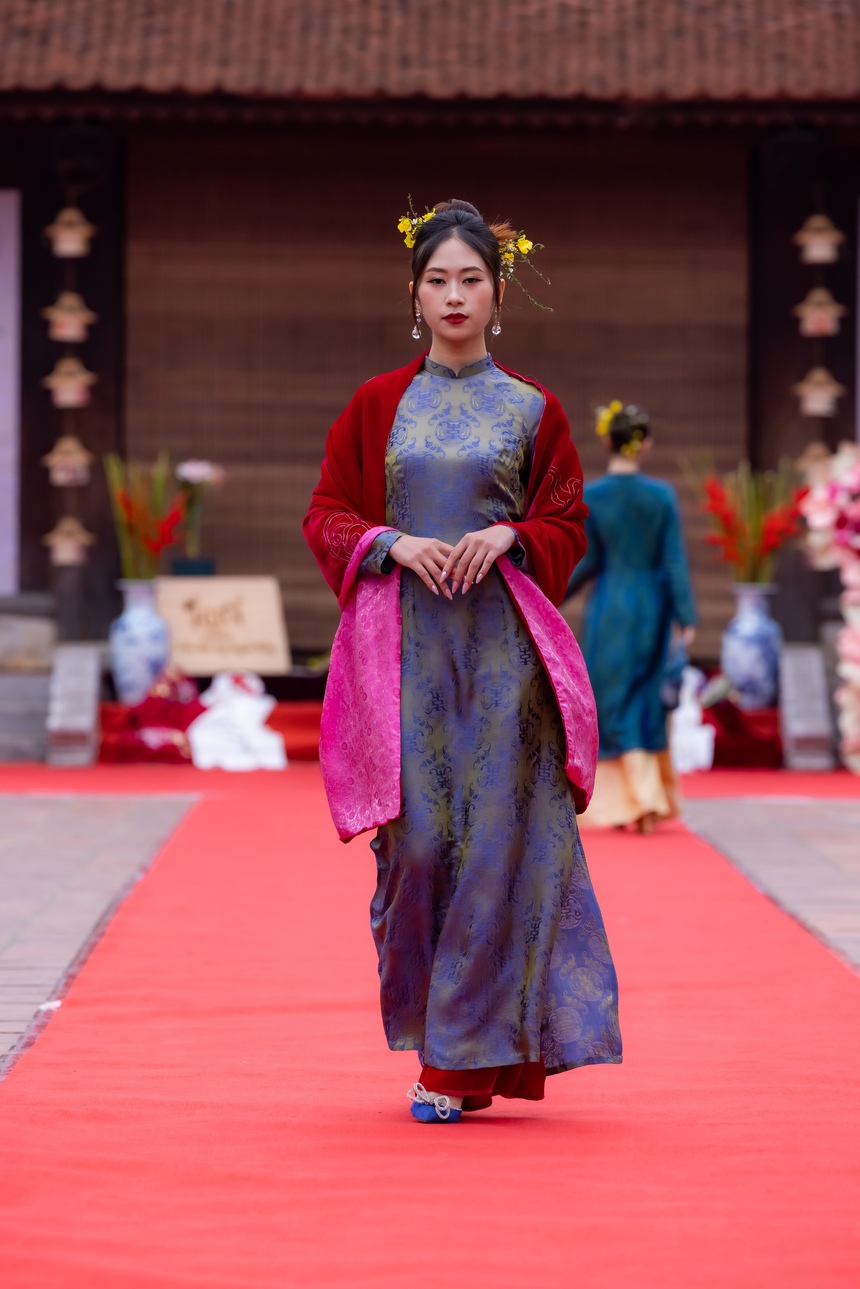 Dàn nghệ sĩ hội tụ tại sự kiện trình diễn BST áo dài của NTK Ngọc Lan - Ảnh 15.