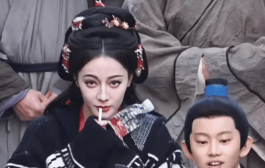 Địch Lệ Nhiệt Ba: Mỹ nhân gây tranh cãi với nhan sắc thật, lộ vẻ già nua - Ảnh 1. Địch Lệ Nhiệt Ba: Mỹ nhân gây tranh cãi với nhan sắc thật, lộ vẻ già nua - Ảnh 1.