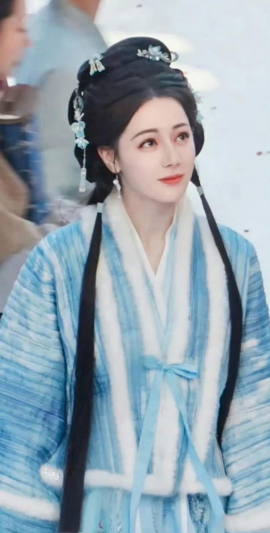 Địch Lệ Nhiệt Ba: Mỹ nhân gây tranh cãi với nhan sắc thật, lộ vẻ già nua - Ảnh 4. Địch Lệ Nhiệt Ba: Mỹ nhân gây tranh cãi với nhan sắc thật, lộ vẻ già nua - Ảnh 4.