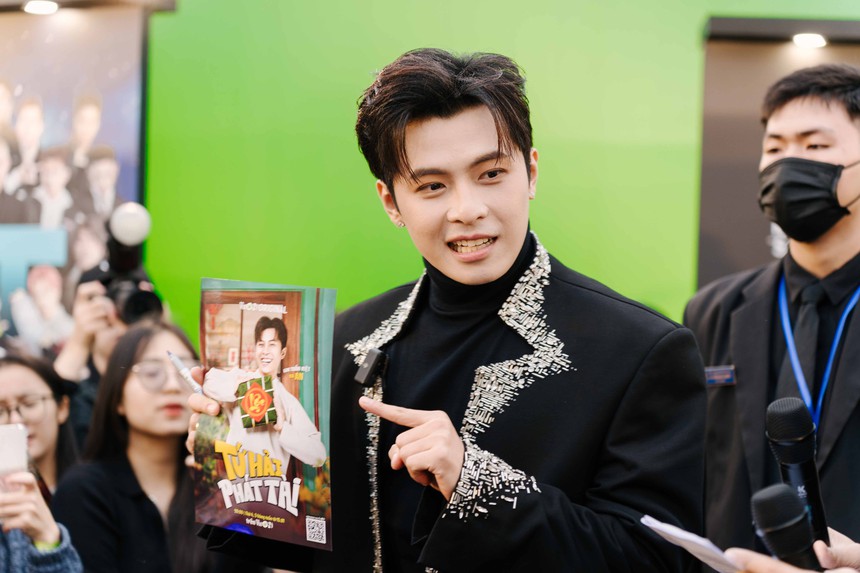 Gin Tuấn Kiệt khoe poster phim hài Tết ở concert "Anh trai say hi" - Ảnh 1.