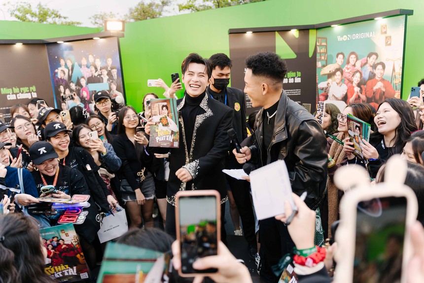 Gin Tuấn Kiệt khoe poster phim hài Tết ở concert "Anh trai say hi" - Ảnh 2.