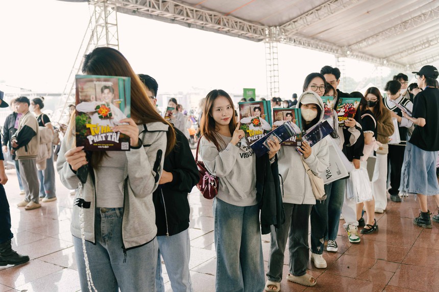 Gin Tuấn Kiệt khoe poster phim hài Tết ở concert "Anh trai say hi" - Ảnh 3.