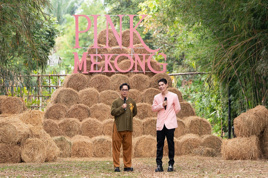 Nam Anh - Nam Em catwalk sóng đôi với áo bà ba - Ảnh 10.