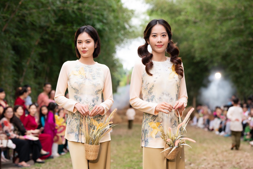 Nam Anh - Nam Em catwalk sóng đôi với áo bà ba - Ảnh 1.