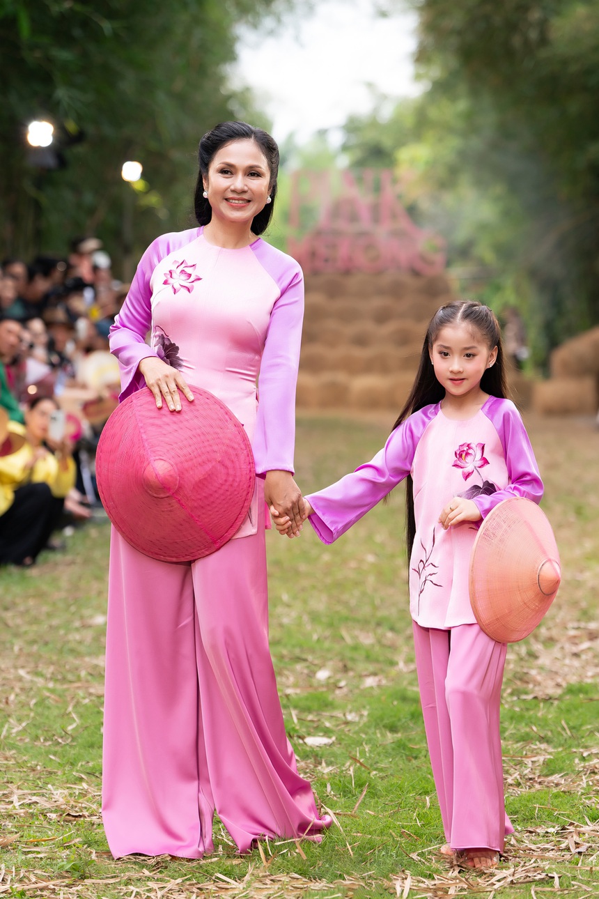 Nam Anh - Nam Em catwalk sóng đôi với áo bà ba - Ảnh 2.