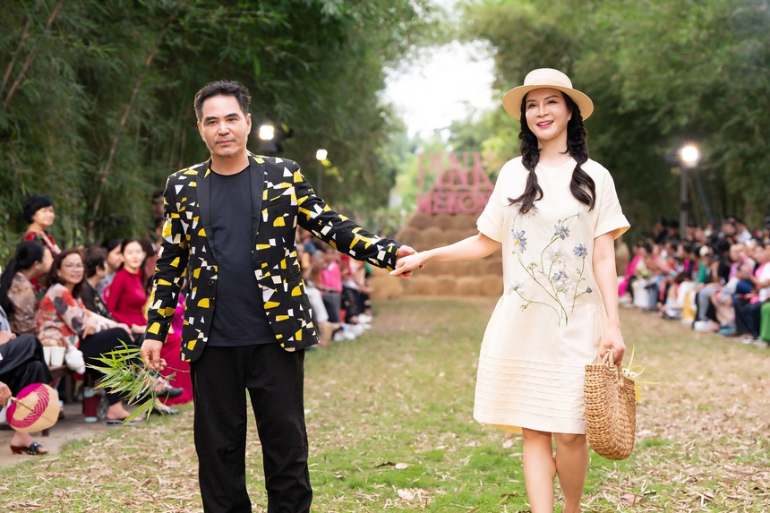 Nam Anh - Nam Em catwalk sóng đôi với áo bà ba - Ảnh 5.