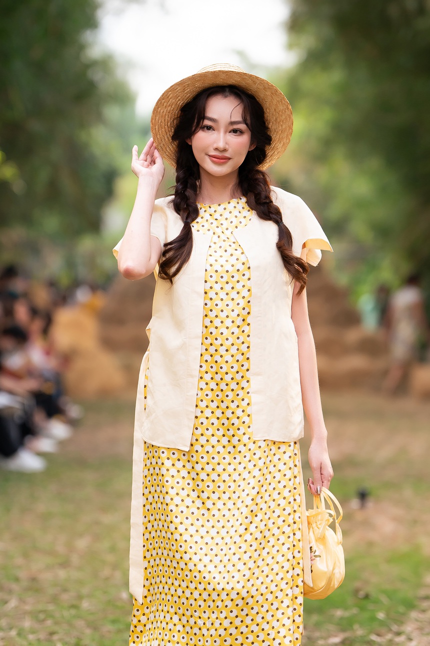 Nam Anh - Nam Em catwalk sóng đôi với áo bà ba - Ảnh 6.