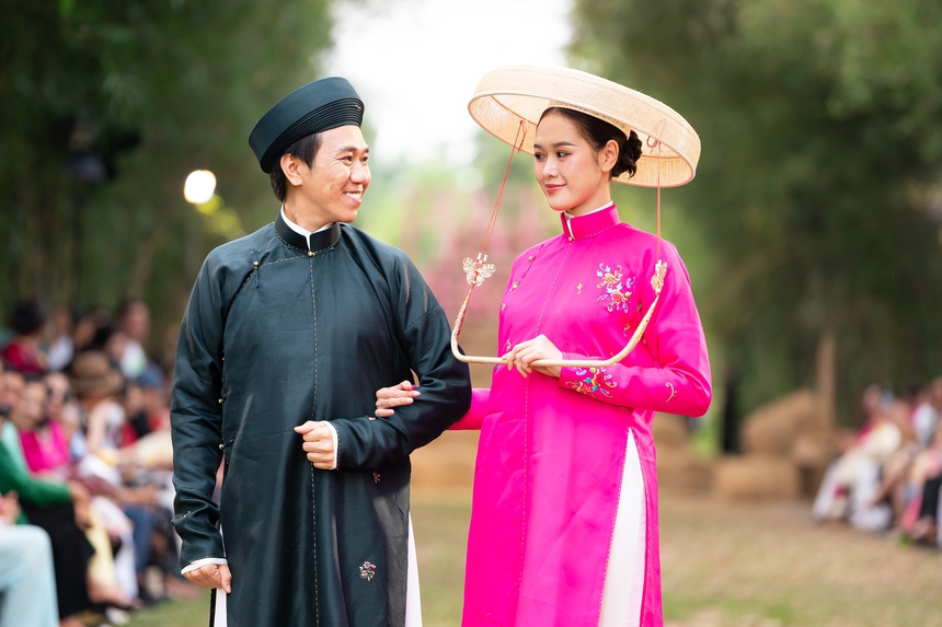 Nam Anh - Nam Em catwalk sóng đôi với áo bà ba - Ảnh 3.