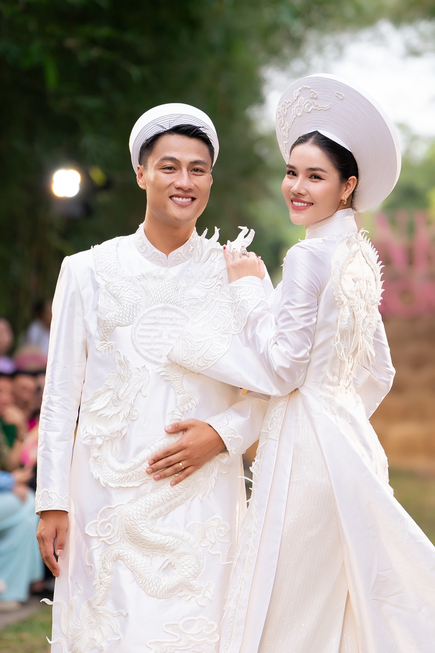 Nam Anh - Nam Em catwalk sóng đôi với áo bà ba - Ảnh 4.