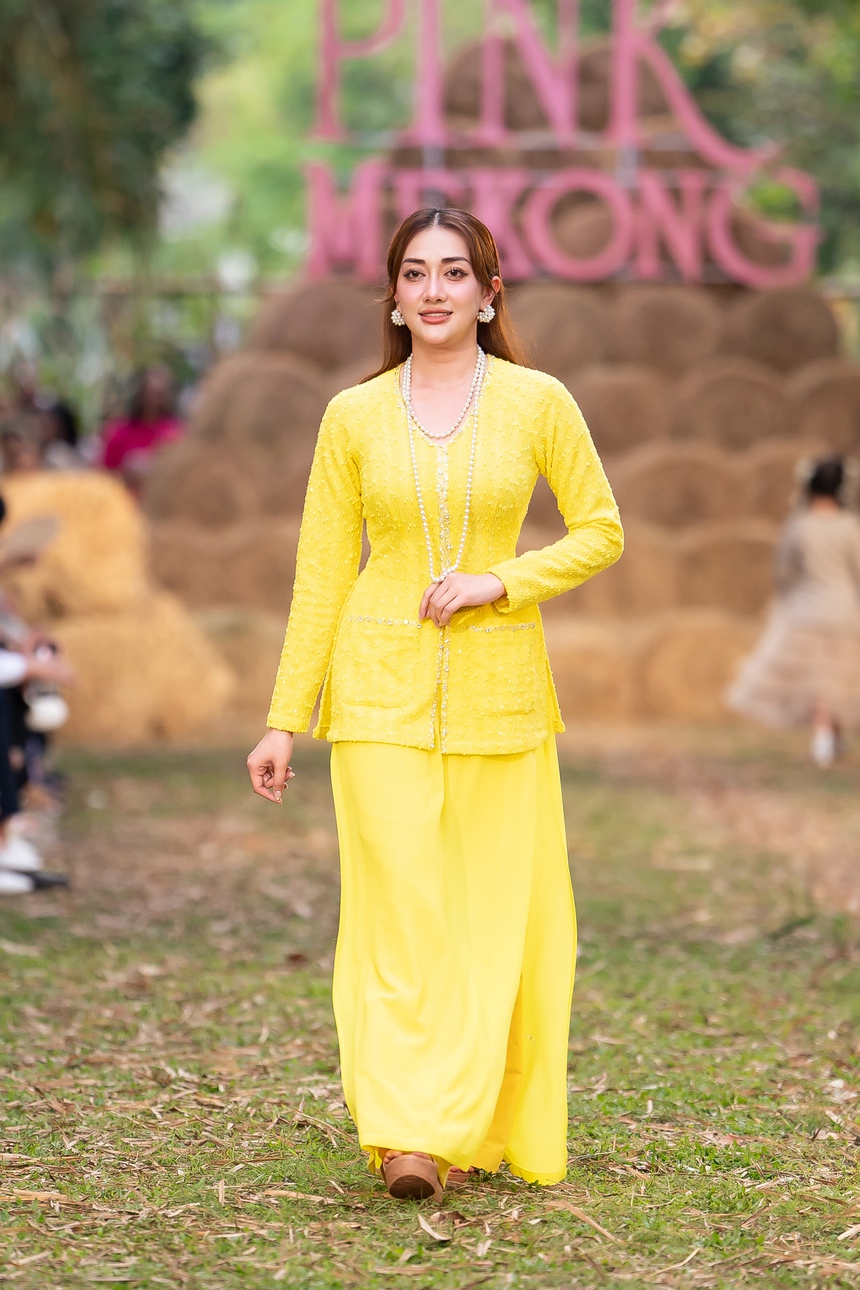 Nam Anh - Nam Em catwalk sóng đôi với áo bà ba - Ảnh 8.