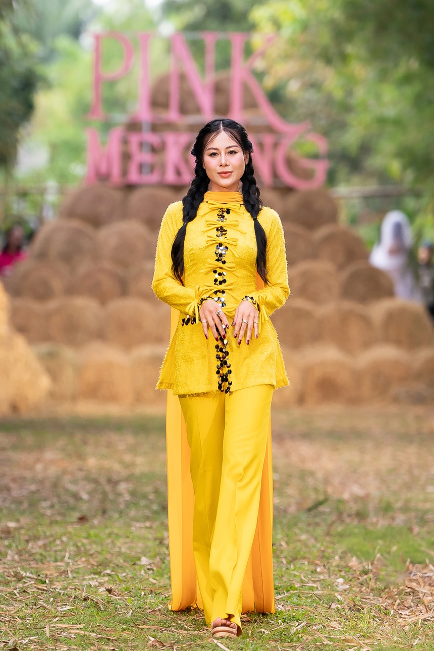 Nam Anh - Nam Em catwalk sóng đôi với áo bà ba - Ảnh 9.