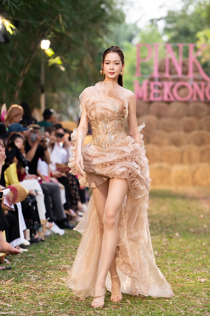 Nam Anh - Nam Em catwalk sóng đôi với áo bà ba - Ảnh 7.