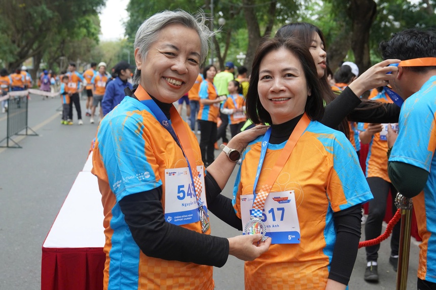 2000 người tham gia "Chạy vì một Việt Nam không có bạo lực với phụ nữ và trẻ em gái" - Ảnh 4. 2000 người tham gia "Chạy vì một Việt Nam không có bạo lực với phụ nữ và trẻ em gái" - Ảnh 4.