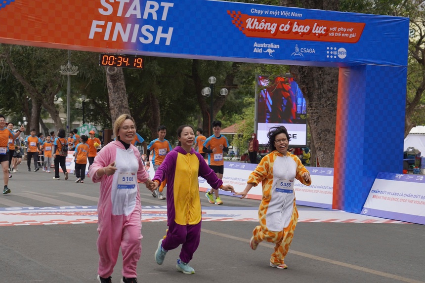 2000 người tham gia "Chạy vì một Việt Nam không có bạo lực với phụ nữ và trẻ em gái" - Ảnh 3. 2000 người tham gia "Chạy vì một Việt Nam không có bạo lực với phụ nữ và trẻ em gái" - Ảnh 3.