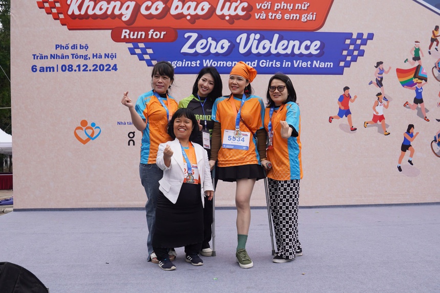 2000 người tham gia "Chạy vì một Việt Nam không có bạo lực với phụ nữ và trẻ em gái" - Ảnh 7. 2000 người tham gia "Chạy vì một Việt Nam không có bạo lực với phụ nữ và trẻ em gái" - Ảnh 7.