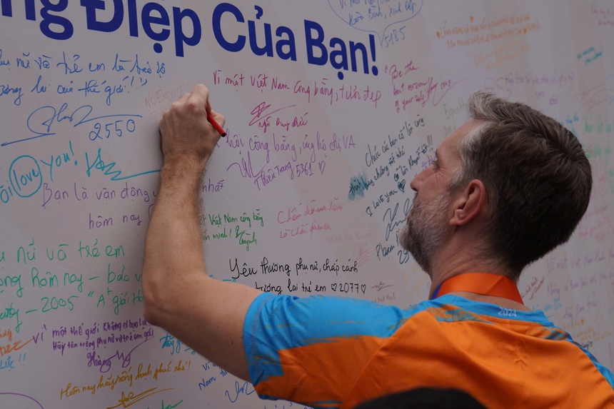 2000 người tham gia "Chạy vì một Việt Nam không có bạo lực với phụ nữ và trẻ em gái" - Ảnh 2. 2000 người tham gia "Chạy vì một Việt Nam không có bạo lực với phụ nữ và trẻ em gái" - Ảnh 2.