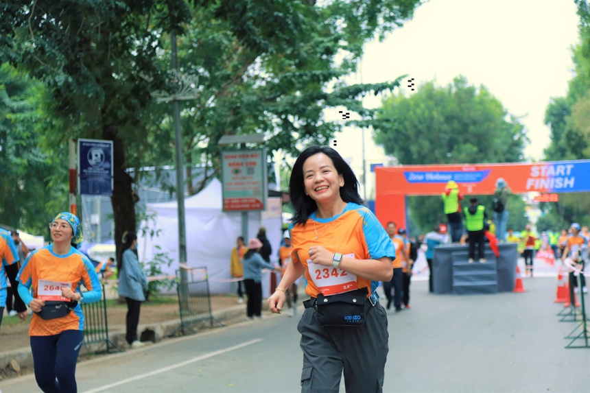 2000 người tham gia "Chạy vì một Việt Nam không có bạo lực với phụ nữ và trẻ em gái" - Ảnh 6. 2000 người tham gia "Chạy vì một Việt Nam không có bạo lực với phụ nữ và trẻ em gái" - Ảnh 6.